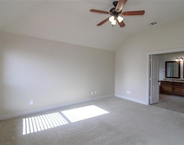 215 Wooded Creek Avenue - Photo Thumbnail 17