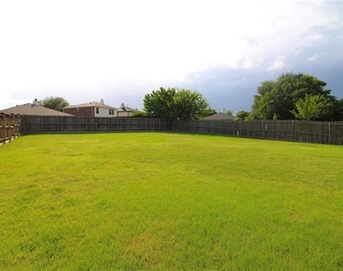 215 Wooded Creek Avenue - Photo Thumbnail 21