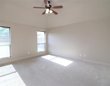 215 Wooded Creek Avenue - Photo Thumbnail 16