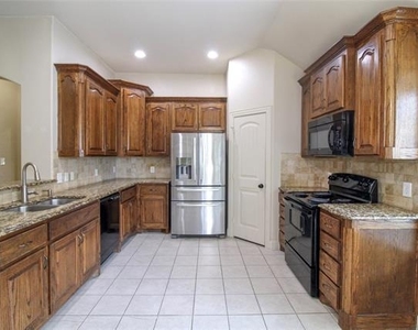 215 Wooded Creek Avenue - Photo Thumbnail 4