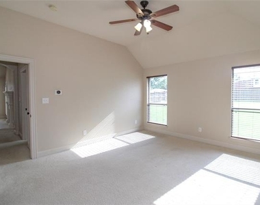 215 Wooded Creek Avenue - Photo Thumbnail 20