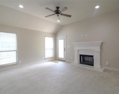 215 Wooded Creek Avenue - Photo Thumbnail 8