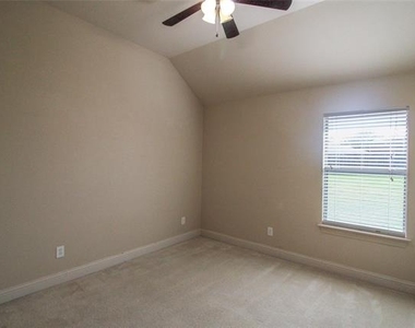 215 Wooded Creek Avenue - Photo Thumbnail 10