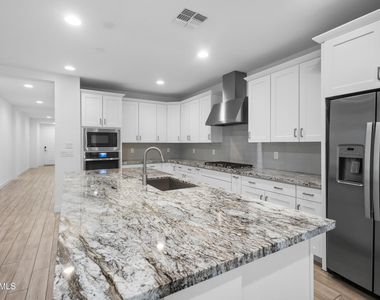 6936 W Maya Way - Photo Thumbnail 4