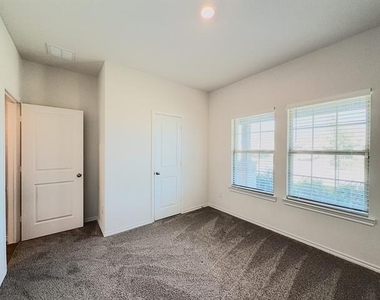218 Alice Springs Lane - Photo Thumbnail 8