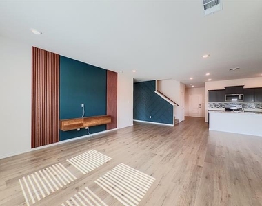 218 Alice Springs Lane - Photo Thumbnail 2