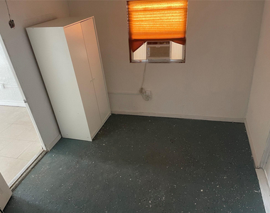 8556 Berkley Drive - Photo Thumbnail 8