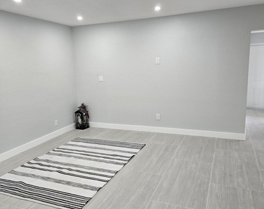 2010 Ne 33rd Street - Photo Thumbnail 2