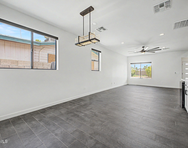 2312 E Curnow Drive - Photo Thumbnail 7