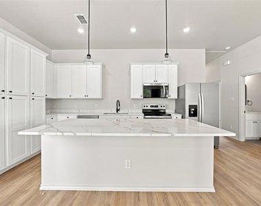 1022 E 9th Street - Photo Thumbnail 14