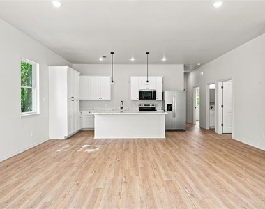 1022 E 9th Street - Photo Thumbnail 6