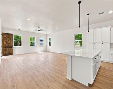 1022 E 9th Street - Photo Thumbnail 13