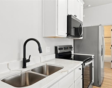 1022 E 9th Street - Photo Thumbnail 10