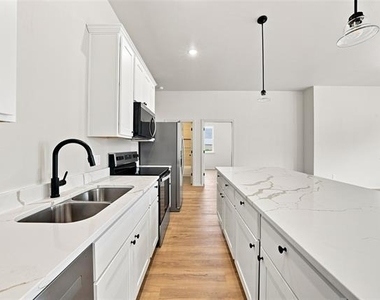 1022 E 9th Street - Photo Thumbnail 9
