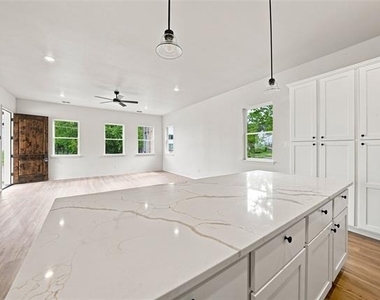 1022 E 9th Street - Photo Thumbnail 7