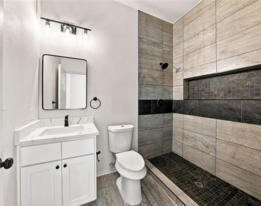 1022 E 9th Street - Photo Thumbnail 23