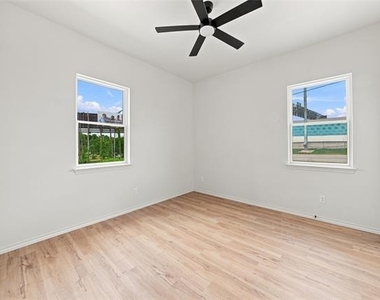 1022 E 9th Street - Photo Thumbnail 18