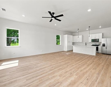 1022 E 9th Street - Photo Thumbnail 4