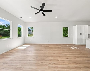 1022 E 9th Street - Photo Thumbnail 5