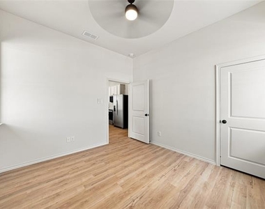 1022 E 9th Street - Photo Thumbnail 16