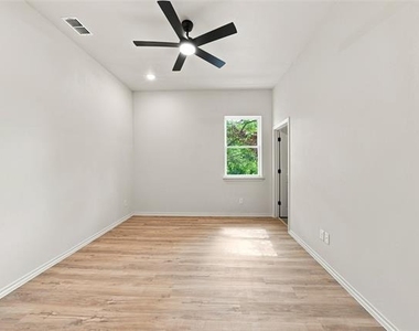1022 E 9th Street - Photo Thumbnail 20