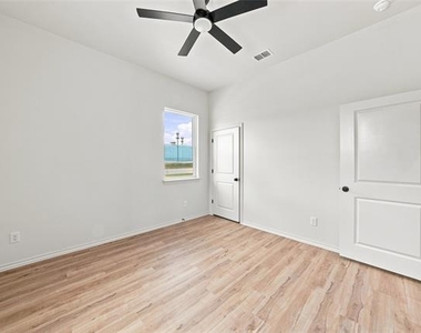 1022 E 9th Street - Photo Thumbnail 19