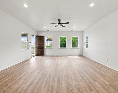 1022 E 9th Street - Photo Thumbnail 3