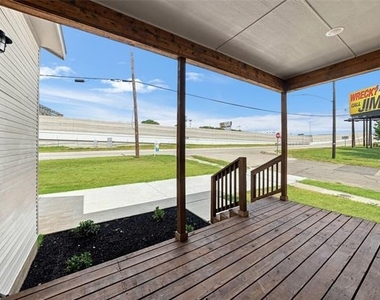 1022 E 9th Street - Photo Thumbnail 2