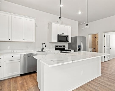 1022 E 9th Street - Photo Thumbnail 8