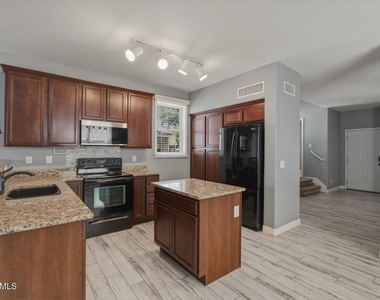 2246 E Fraktur Road - Photo Thumbnail 8