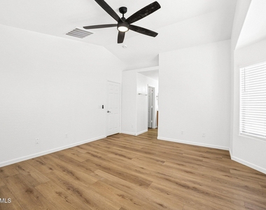 1582 E Leaf Road - Photo Thumbnail 12