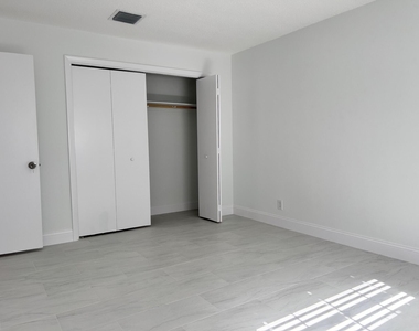 402 Lake Shore Drive - Photo Thumbnail 3
