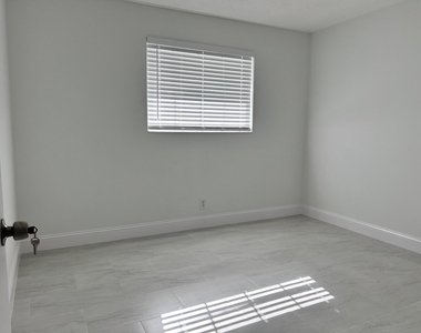 402 Lake Shore Drive - Photo Thumbnail 2