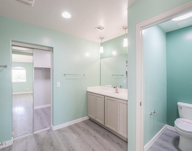 4722 S 238th Lane - Photo Thumbnail 8