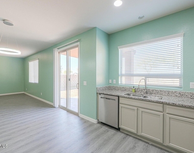 4722 S 238th Lane - Photo Thumbnail 5
