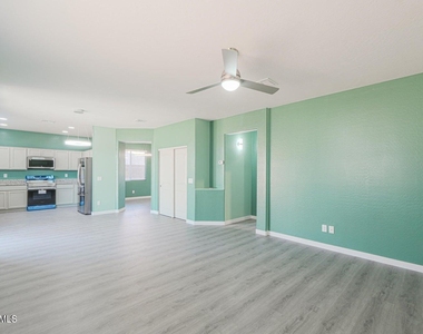 4722 S 238th Lane - Photo Thumbnail 6