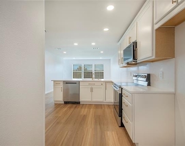 1618 Pin Oak Trail - Photo Thumbnail 3