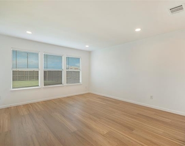 1618 Pin Oak Trail - Photo Thumbnail 8