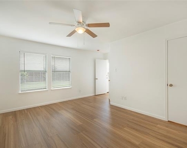 1618 Pin Oak Trail - Photo Thumbnail 13