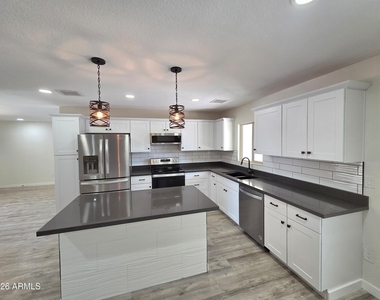 5835 E Acoma Drive - Photo Thumbnail 10