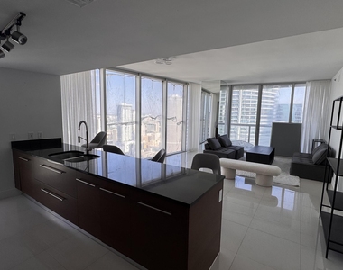 475 Brickell Avenue - Photo Thumbnail 4