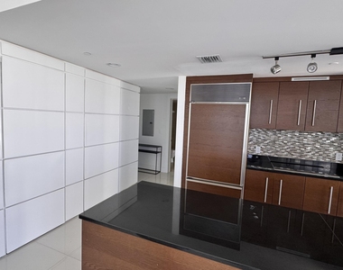 475 Brickell Avenue - Photo Thumbnail 8