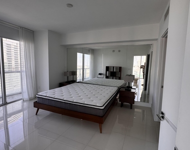 475 Brickell Avenue - Photo Thumbnail 9