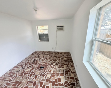 4343 Pinewood Avenue - Photo Thumbnail 7