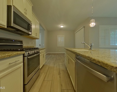 2467 N 149th Lane - Photo Thumbnail 7