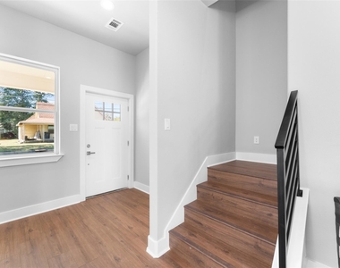 612 1/2 N Robinson Street - Photo Thumbnail 2