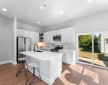 612 1/2 N Robinson Street - Photo Thumbnail 11