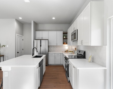 612 1/2 N Robinson Street - Photo Thumbnail 10