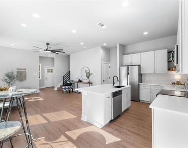 612 1/2 N Robinson Street - Photo Thumbnail 9