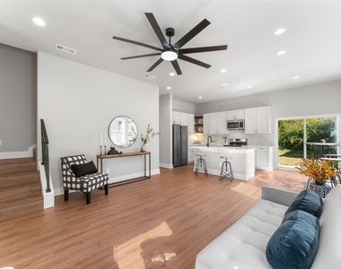612 1/2 N Robinson Street - Photo Thumbnail 3